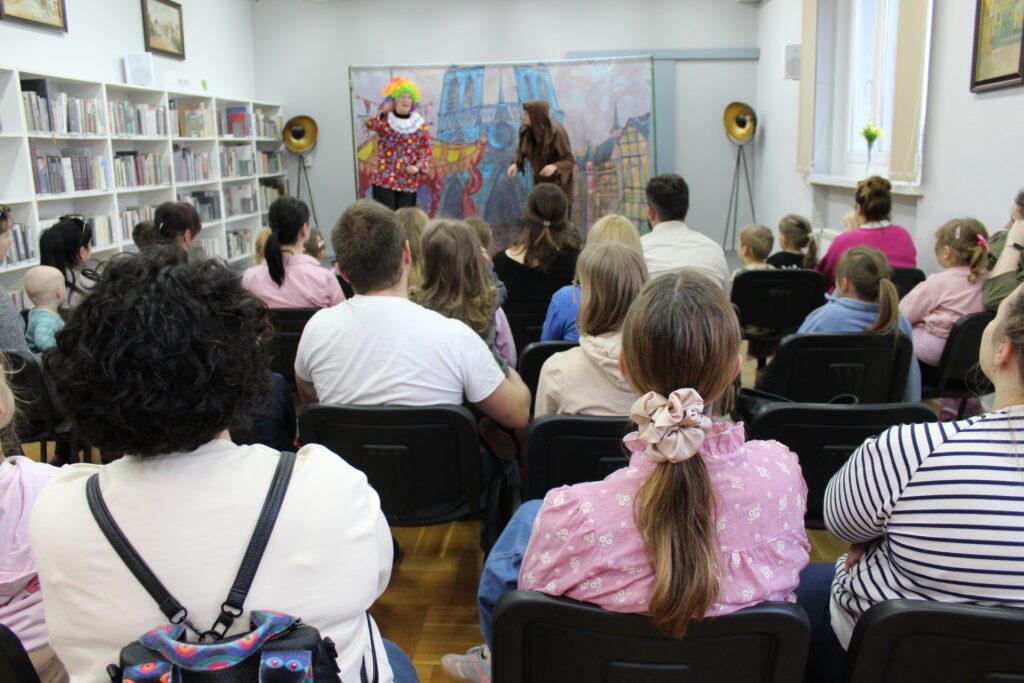 W czytelni zgromadzona publiczność ogląda teatrzyk