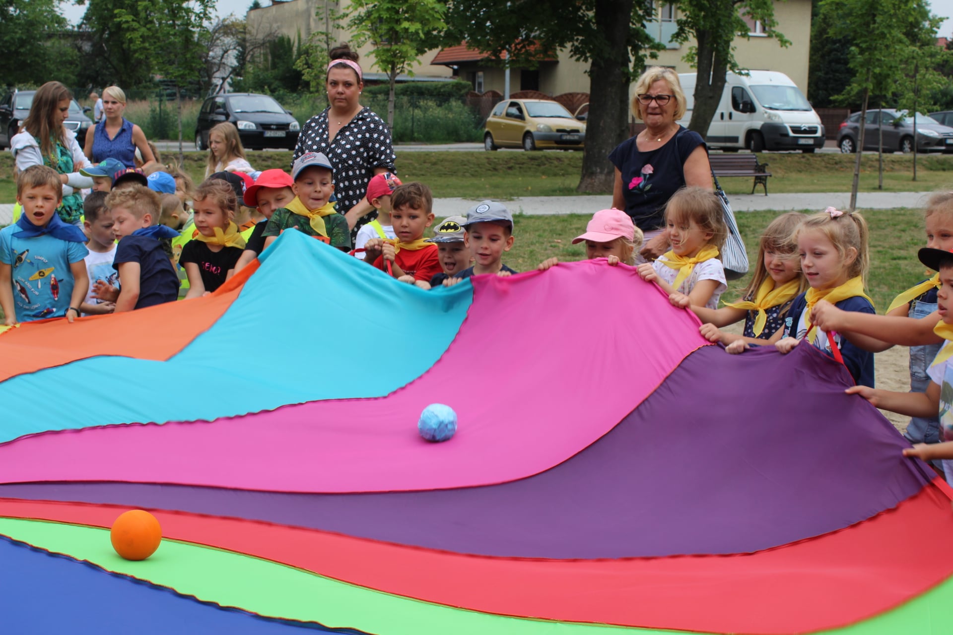 Dzieci wraz z opiekunkami podczas zabawy z chustą Klanza.