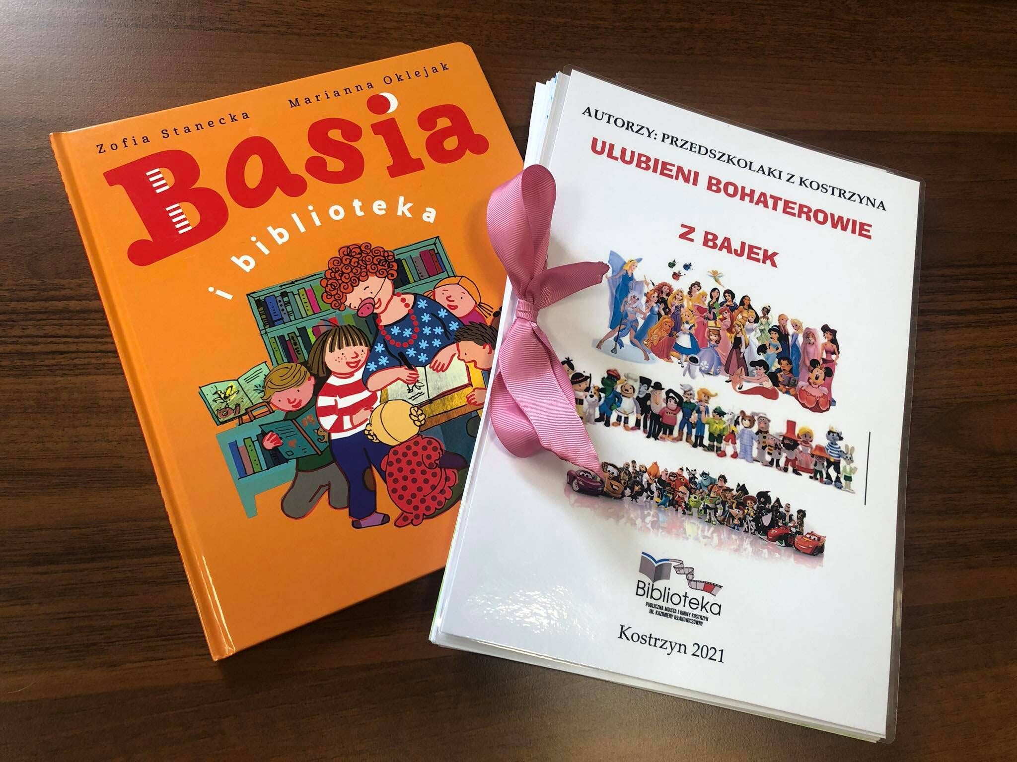 Na zdjęciu książka pt. "Basia" oraz książka stworzona z rysunków wykonanych przez dzieci podczas Literackiego Czwartku.