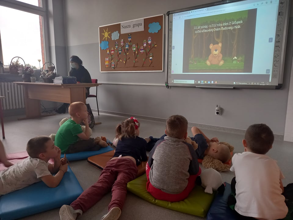 Dzieci ogladają prezentację multimedialna