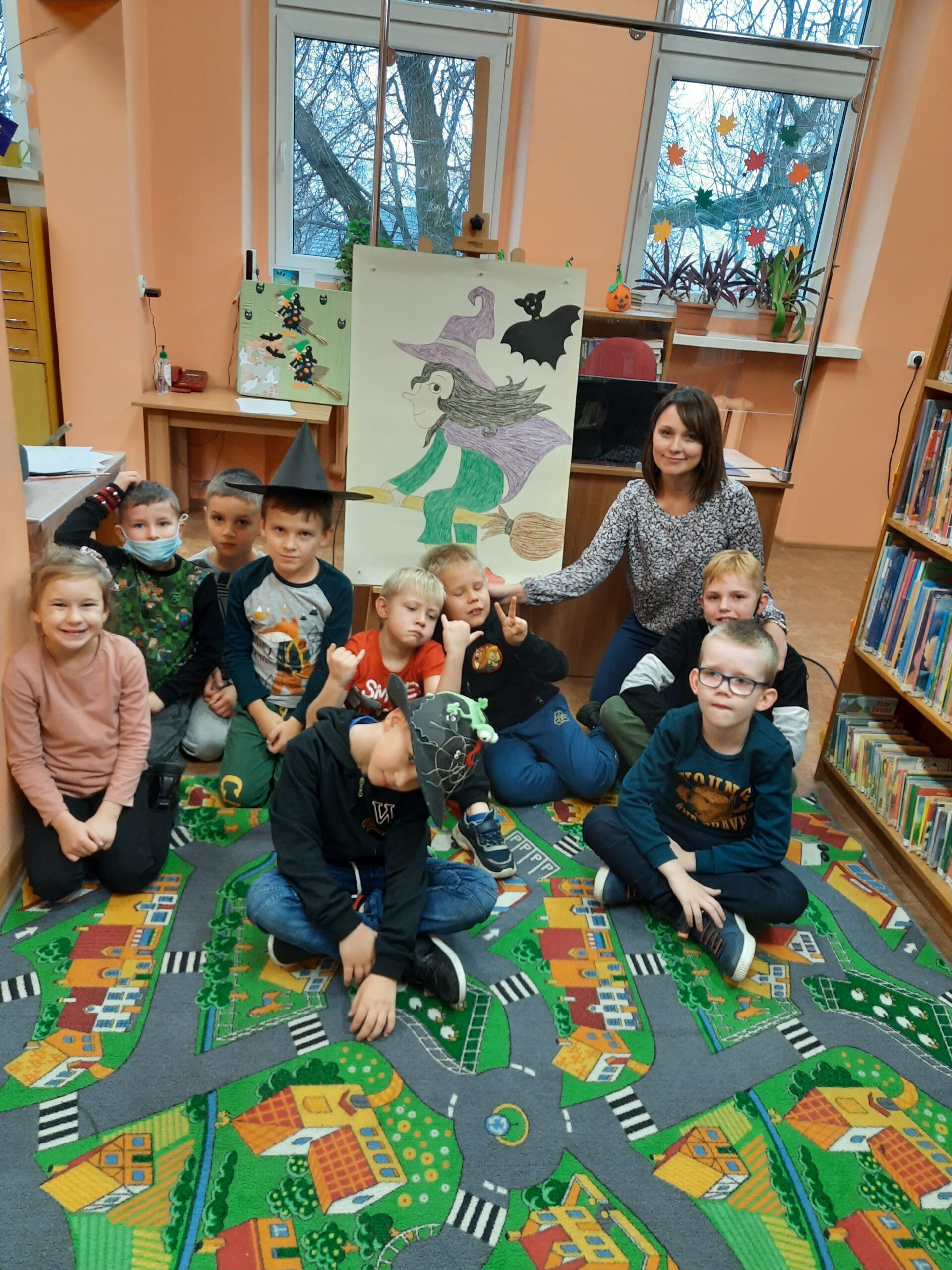 Dzieci na lekcji bibliotecznej w Gułtowach