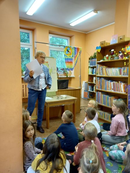 Wizyta przedszkolaków, dzieci dowiadują się o pracy bibliotekarza