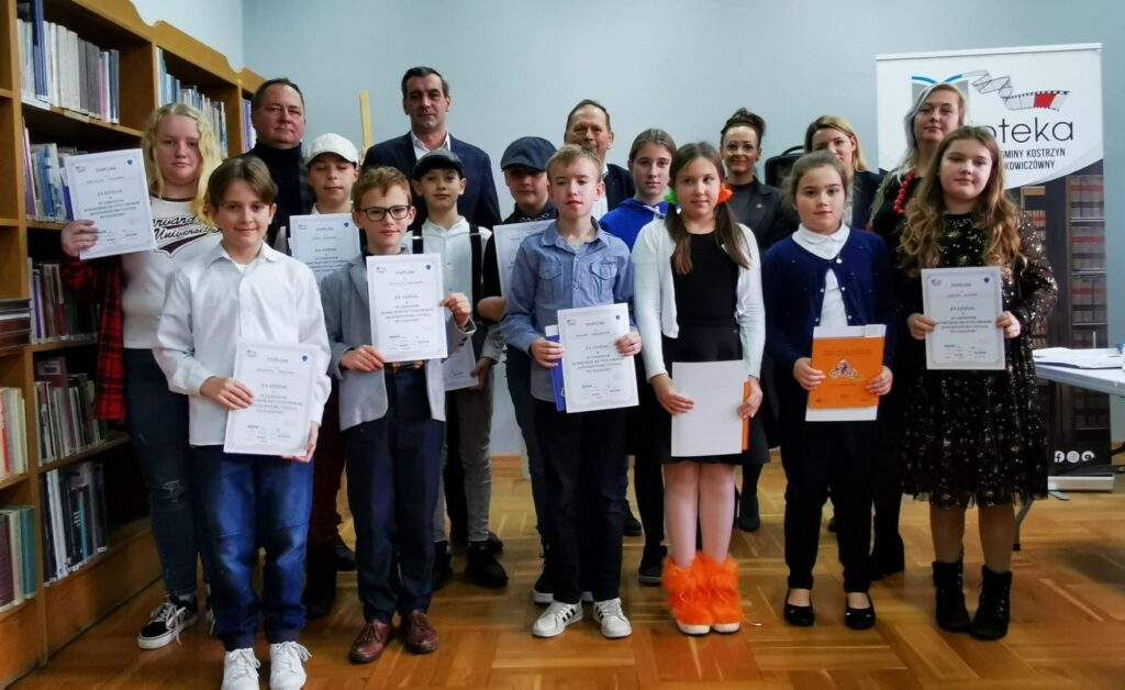Na zdjęciu uczesnicy konkursu w kategorii kl. IV-VIII oraz członkowie jury.