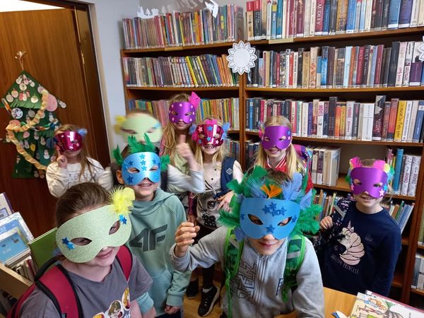 Dzieci w wykonanych przez siebie maskach karnawałowych