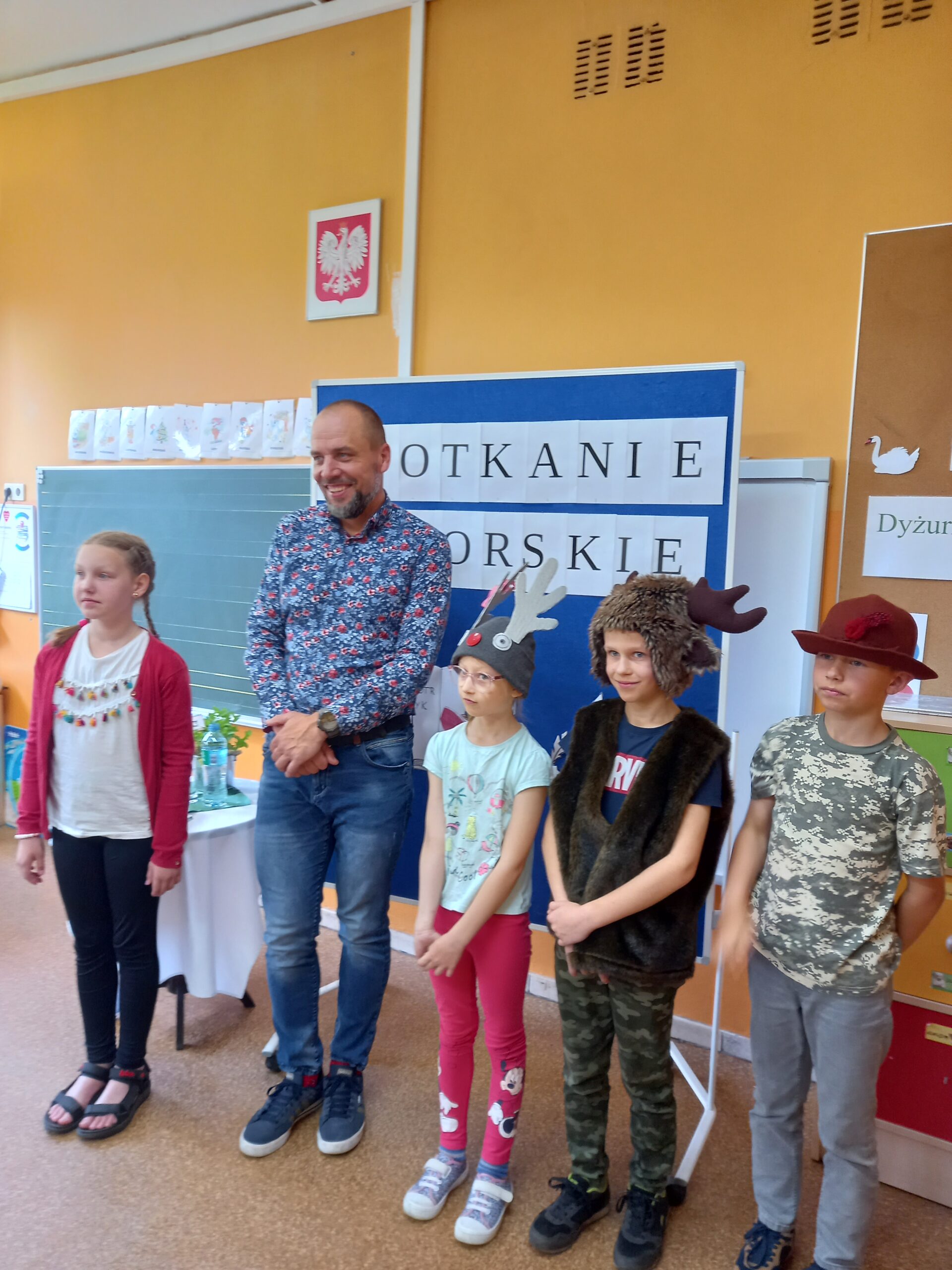 Tomasz Nowaczyk z uczniami na swoim spotkaniu autorskim w Iwnie