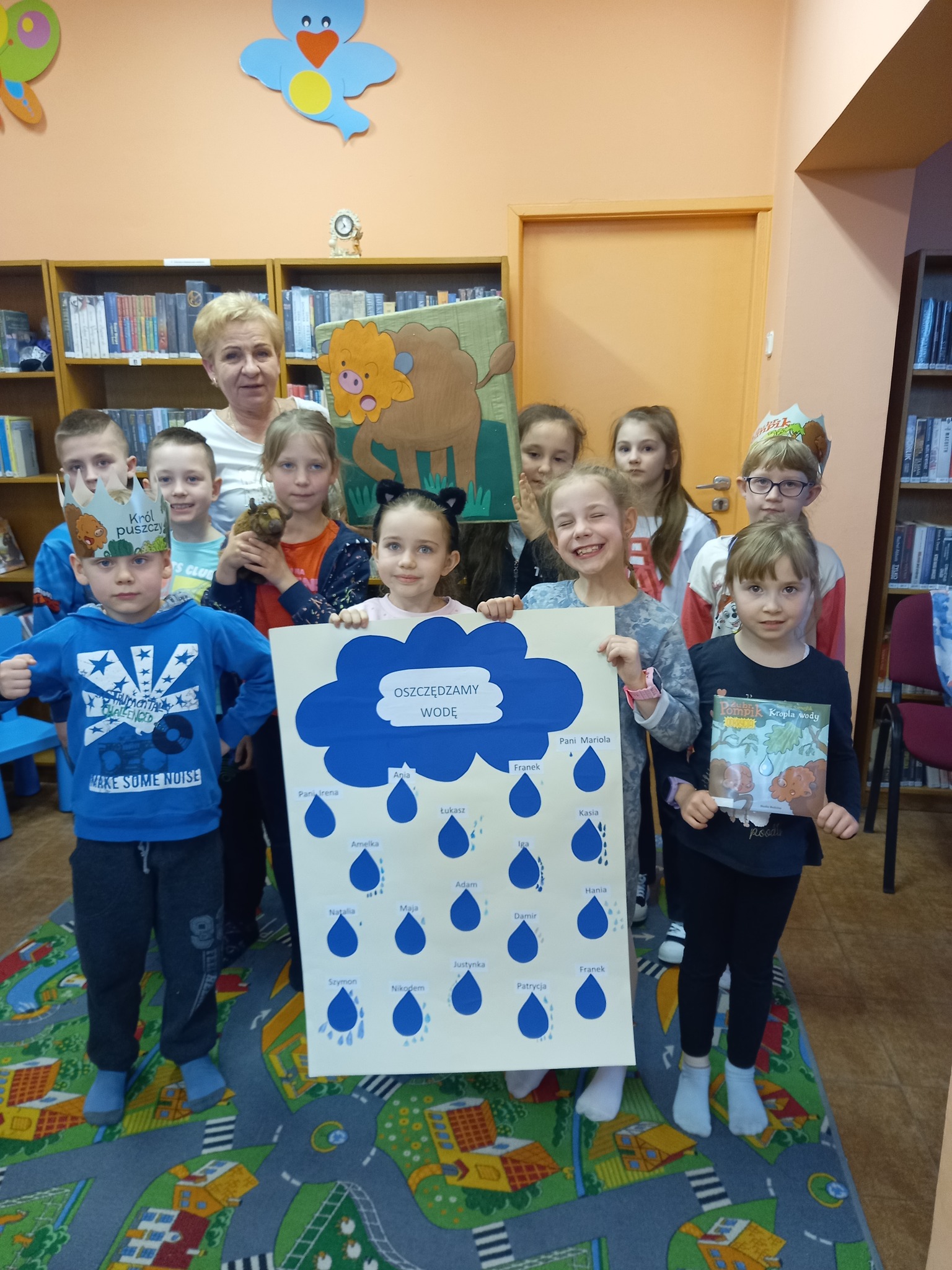 Dzieci w bibliotece podczas lekcji o Żubrze Pompiku.