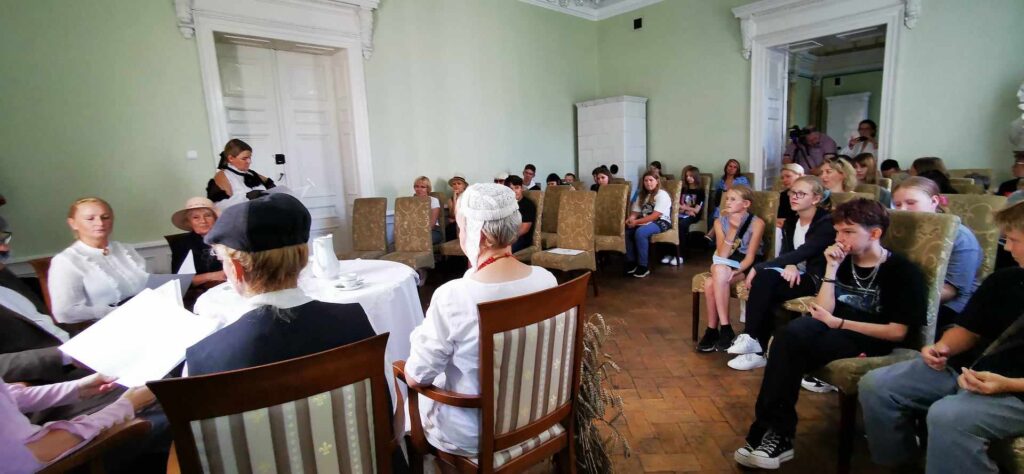W sali pałacu w Iwnie siedzą uczestnicy Narodowego Czytania.