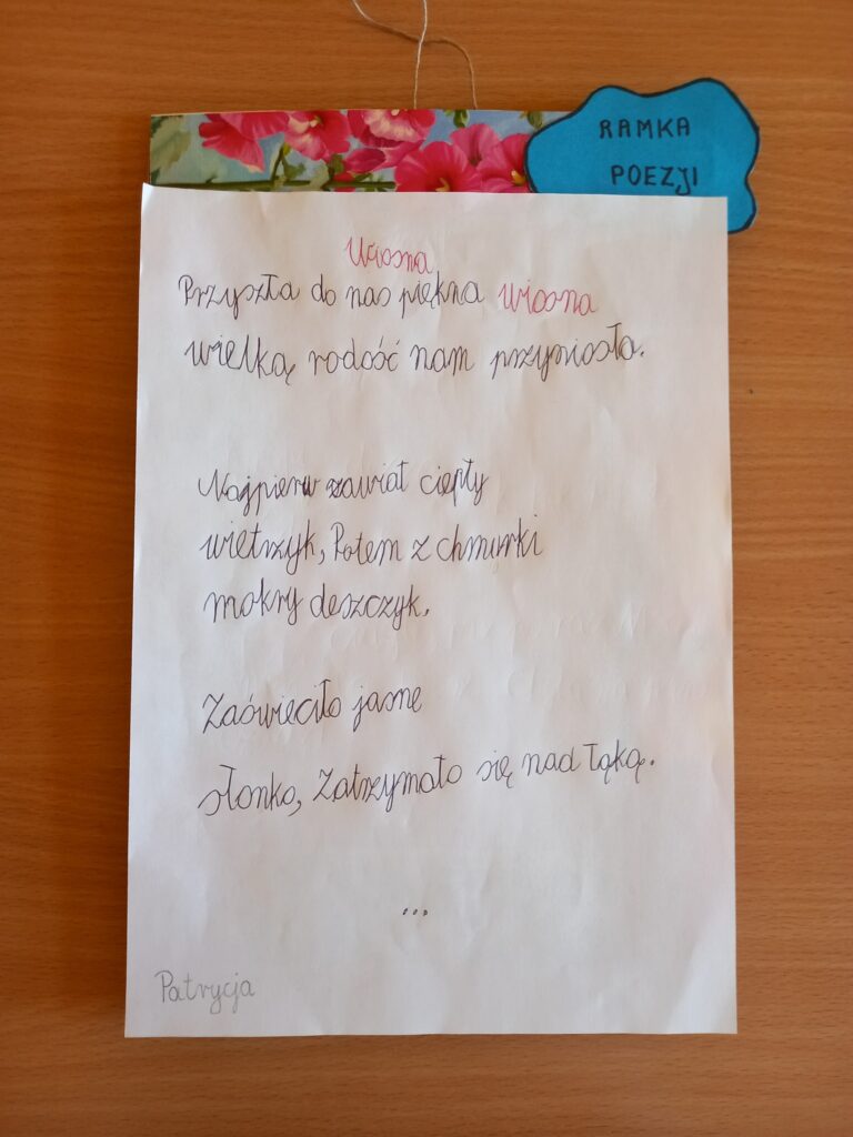Zdjęcie przedstawia wiersz napisany odręcznie przez dziecko.