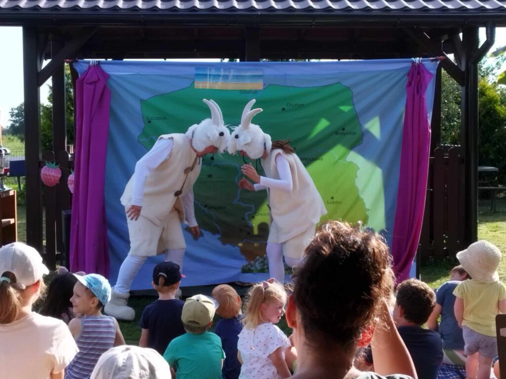 Zdjęcie przedstawia dwoje aktorów przebranych za Poznańskie Koziołki.