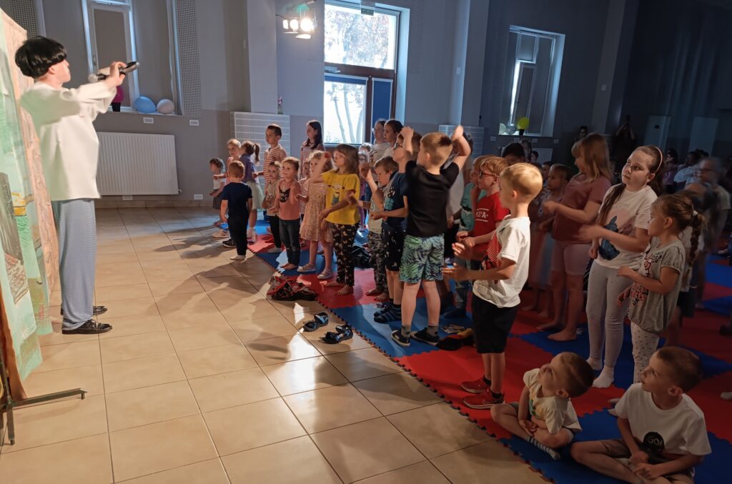 W sali zgromadzone licznie dzieci oglądają aktora, który występuje w spektaklu "Przygody Baltazara Gąbki".